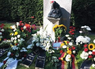 Kranzniederlegung im Parkfriedhof Marzahn