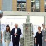 Herzliche Begrüßung des Bundesbeauftragten Koschyk durch das ifa-Team, mit Karoline Gil, Monica Kovats und Svenja Quitsch sowie dem „Berliner Fernsehturm“ (Magdalena Stawiana) und dem „Kulturpalast in Warschau“ (Karolina Osietzki). | Bild: ifa