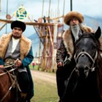 Reiter in traditioneller Nomadenkleidung, die am Kost&uuml;mwettbewerb im Kyrtschyn-Tal teilnehmen. | Bild: Paul Toetzke
