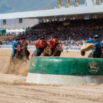Kok Boru-Finale zwischen Kasachstan (blau) und Kirgisistan (rot). Ein kasachischer Reiter wirft das tote Schaf in das gegnerische Tor. Das Endergebnis lautete 15:3 f&uuml;r Kirgisistan. | Foto: Paul Toetzke