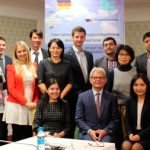 Konferenzteilnehmer mit Botschafter Rolf Mafael. | Bild: Autorin