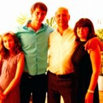 Paul im Kreise seiner Familie heute. | Foto: privat