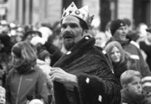 Die Entwicklung des Karnevals in Europa: Zwischen Masleniza und Kölle Alaaf! Ein Narrenkönig in der Karnevalmenge. | Bild: flickr