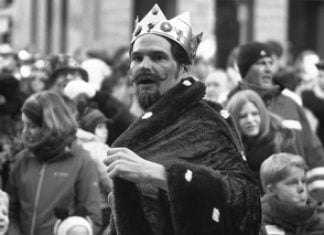 Die Entwicklung des Karnevals in Europa: Zwischen Masleniza und Kölle Alaaf! Ein Narrenkönig in der Karnevalmenge. | Bild: flickr