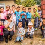 Es passiert nicht oft, dass die Kinder eine Italienerin treffen. Freudig posieren sie mit Sara für ein Foto. | Foto: Sara Izzi | thelostavocado.com