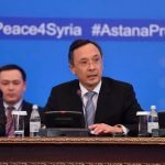 Kasachstans Au&szlig;enminister Kairat Abdrakhmonov (m.) er&ouml;ffnet die Friedensgespr&auml;che in Astana und tr&auml;gt die Ansprache des kasachischen Pr&auml;sidenten Nursultan Nasarbajew vor. | Bild: mfa.gov.kz