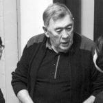 Projektleiterin Aigul Kozhajewa, Kurator Ermek Zhangeldin und die junge Musikerin Seinep Sulejmenoawa im Gespräch. | Foto: Azamat Taskimbayev