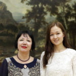 Clara Kamilovna Isabaeva (l.) begrüßt Meruert Tulenowa (r.) im Staatlichen Kastejew-Museum.