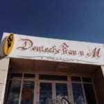 Namensschild einer Boutique in deutscher Sprache, fotografiert von Diljara Kerimbajewa aus Pawlodar.