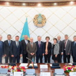 Auf dem Programm der Parlamentariergruppe stand auch der Besuch des Mäschilis. Vorsitzender Nurlan Nugmatulin empfängt die Delegation.