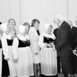 Bundespräsident Frank-Walter Steinmeier bedankt sich beim kasachstandeutschen Vokal- und Instrumental-Ensemble „Späte Blumen“.