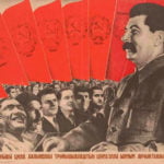 Ein Plakat von Gustav Klutsis aus dem Jahr 1935: „Es lebe die UdSSR – das Vorbild der Bruderschaft aller arbeitenden Völkerschaften der Welt!“ Von der Bruderschaft, die in diesem aus der Sprache Mari übersetzten Plakat porträtiert wird, war in soziolinguistischer Hinsicht nicht viel zu sehen – Sprechverbote der Nationalsprache, Diskriminierungen und Repressionen von Völkerschaften kamen in der Sowjetunion nicht nur einmal vor.