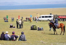 Wandel durch Mobilität: Das Marschrutka-Projekt (Teil 2/2) Mit der Marschrutka bis an den Strand (Issyk-Kul, Kirgisistan).