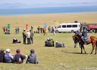 Wandel durch Mobilität: Das Marschrutka-Projekt (Teil 2/2) Mit der Marschrutka bis an den Strand (Issyk-Kul, Kirgisistan).