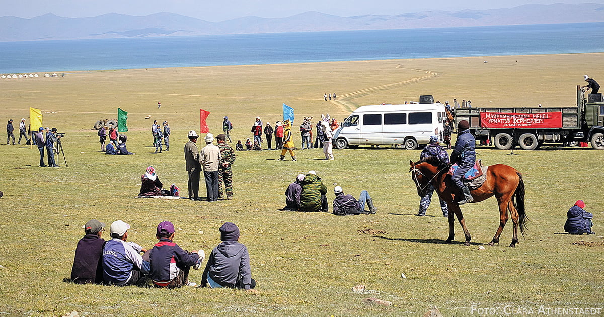 Mit der Marschrutka bis an den Strand (Issyk-Kul, Kirgisistan).