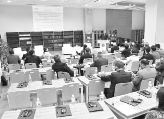 Analyse der Verfassungsgeschichte für eine sichere Gegenwart Teilnehmer des Seminars Analyse der Verfassungsgeschichte für eine sichere Gegenwart. Bild: Kanat Mussin