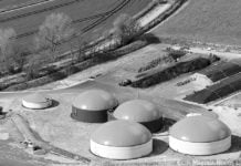 Biogasanlagen und Windräder: Keine Kehrtwende Biogasanlagen aus de Luft.