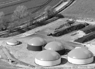 Biogasanlagen und Windräder: Keine Kehrtwende Biogasanlagen aus de Luft.