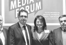 Olga Martens: „Minderheitenzeitungen sind keine Werbeheftchen“ V.l.n.r.: Hartmut Koschyk, Loránt Vincze und Olga Martens.