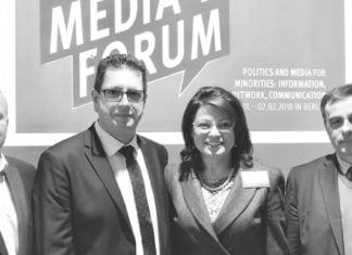 Olga Martens: „Minderheitenzeitungen sind keine Werbeheftchen“ V.l.n.r.: Hartmut Koschyk, Loránt Vincze und Olga Martens.