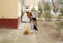 Der Alltag zentralasiatischer Frauen: Usbekistan Zur Morgendämmerung, bevor alle wach sind, müssen die Bräute Straße und Hof fegen.
