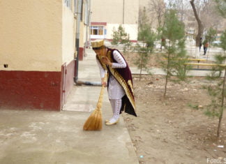 Der Alltag zentralasiatischer Frauen: Usbekistan Zur Morgendämmerung, bevor alle wach sind, müssen die Bräute Straße und Hof fegen.