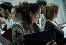 Neue Bühne, neue Stücke Die Schauspieler bei den Proben zum Stück “Schlusschor”.