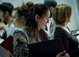 Neue Bühne, neue Stücke Die Schauspieler bei den Proben zum Stück “Schlusschor”.