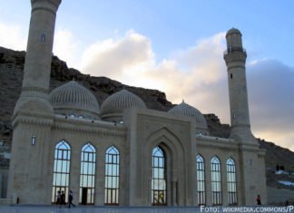 Von schwarz zu grün – Bakus Architekturkaleidoskop Bibi-Eybat-Moschee, Baku.