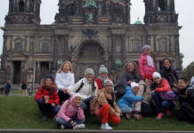 Herzlichen Glückwunsch zum Frauentag! Ulzhan Rakmedyanova (2.v.l.) mit ihren Schülern in Berlin.