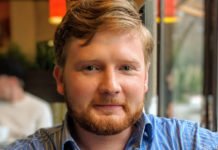 Felix Riefer: „Almaty ist keine typische postsowjetische Stadt“ Felix Riefer in einem Almatiner Café