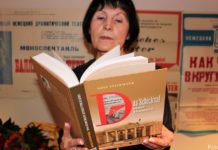 „Das Schicksal eines Theaters“ Rose Steinmark mit ihrem Buch.