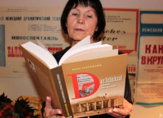 „Das Schicksal eines Theaters“ Rose Steinmark mit ihrem Buch.