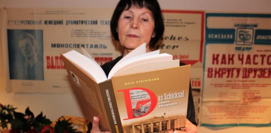 Rose Steinmark mit ihrem Buch.