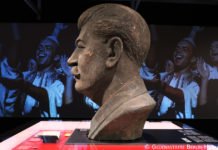 Der rote Gott ist gefallen Stalin-Büste