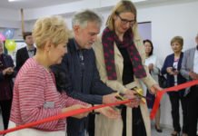 Deutschzentrum an der Nationalen Kunstakademie eröffnet Eva Schmitt, Alexander Göttmann und Bibigul Nussipschanowa (v.r.n.l) durchschneiden das rote Band.