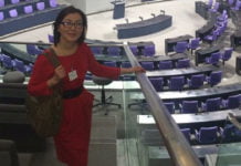 „Ein Mutiger Schritt“ Altyn Kenzhegalyeva im Plenarsaal.