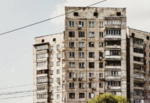 Ein Spaziergang durch Koktem Ein Wohnblock in Koktem.