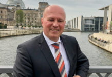 Masterplan für Kulturerbe erforderlich Hartmut Koschyk vor dem Reichstagsgebäude in Berlin. Er gehörte dem Deutschen Bundestag von 1990 bis 2017 an und bekleidete wichtige Funktionen in Parlament und Regierung.