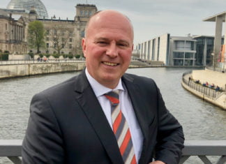 Masterplan für Kulturerbe erforderlich Hartmut Koschyk vor dem Reichstagsgebäude in Berlin. Er gehörte dem Deutschen Bundestag von 1990 bis 2017 an und bekleidete wichtige Funktionen in Parlament und Regierung.