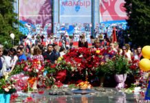 Zum Gedenken ein Blumenmeer Am 9. Mai begingen die Almatiner gemeinsam den Tag des Sieges über den Faschismus. Gefallenen Soldaten zu Ehren ist das Blumenmeer um das „ewige Feuer“ gewidmet.