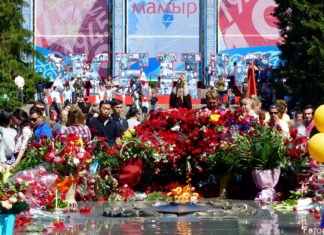 Zum Gedenken ein Blumenmeer Am 9. Mai begingen die Almatiner gemeinsam den Tag des Sieges über den Faschismus. Gefallenen Soldaten zu Ehren ist das Blumenmeer um das „ewige Feuer“ gewidmet.