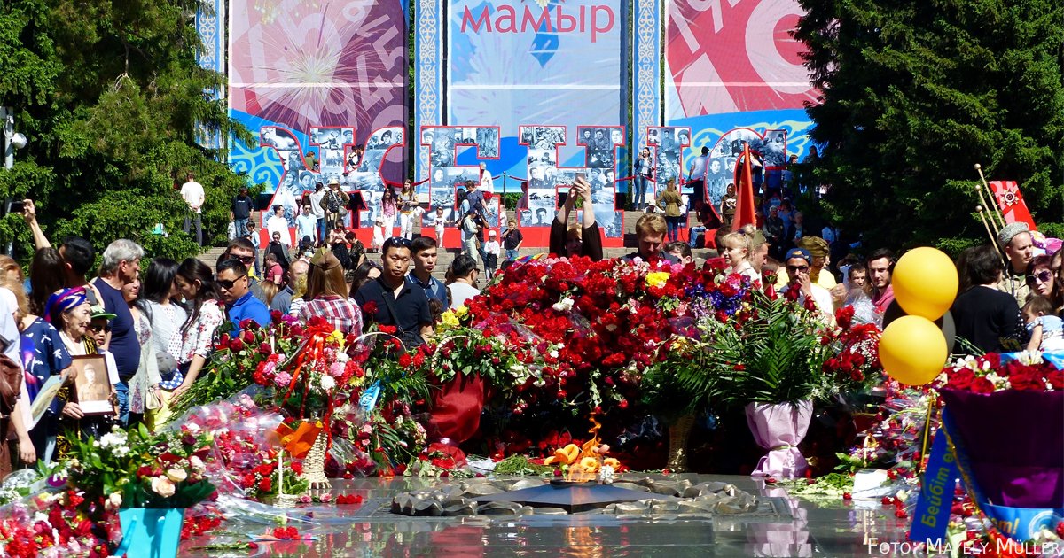Am 9. Mai begingen die Almatiner gemeinsam den Tag des Sieges über den Faschismus. Gefallenen Soldaten zu Ehren ist das Blumenmeer um das „ewige Feuer“ gewidmet.