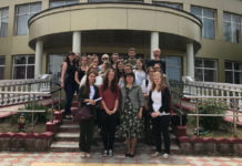 Sonderpädagogik auf Kasachisch Die Rostocker Studierenden vor der Sonderschule Nr. 2 in Almaty.