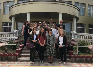 Sonderpädagogik auf Kasachisch Die Rostocker Studierenden vor der Sonderschule Nr. 2 in Almaty.