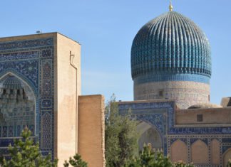 Usbekistan: Wirtschaftsdaten zeigen erste Erfolge von Reformbemühungen Eine Medresse in Usbekistan.