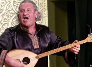 Meister der Instrumente Ibrahim Keivo bei einem Auftritt in Almaty