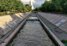 Beton im Fluss Der Jessentai-Fluss im Viertel Koktem.