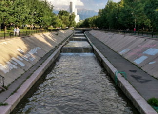 Beton im Fluss Der Jessentai-Fluss im Viertel Koktem.