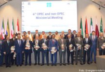 OPEC will mehr Öl fördern Teilnehmer des 4. Ministertreffens der OPEC- und Nicht-OPEC-Staaten.